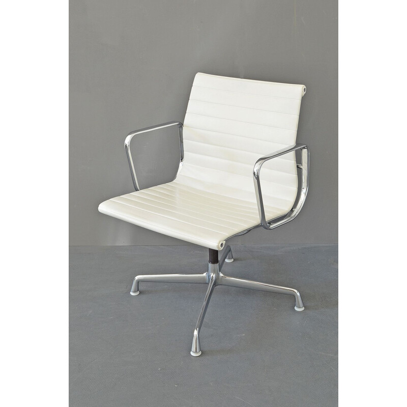 Chaise pivotante vintage en aluminium EA 108 de Charles & Ray Eames pour Vitra, 1980