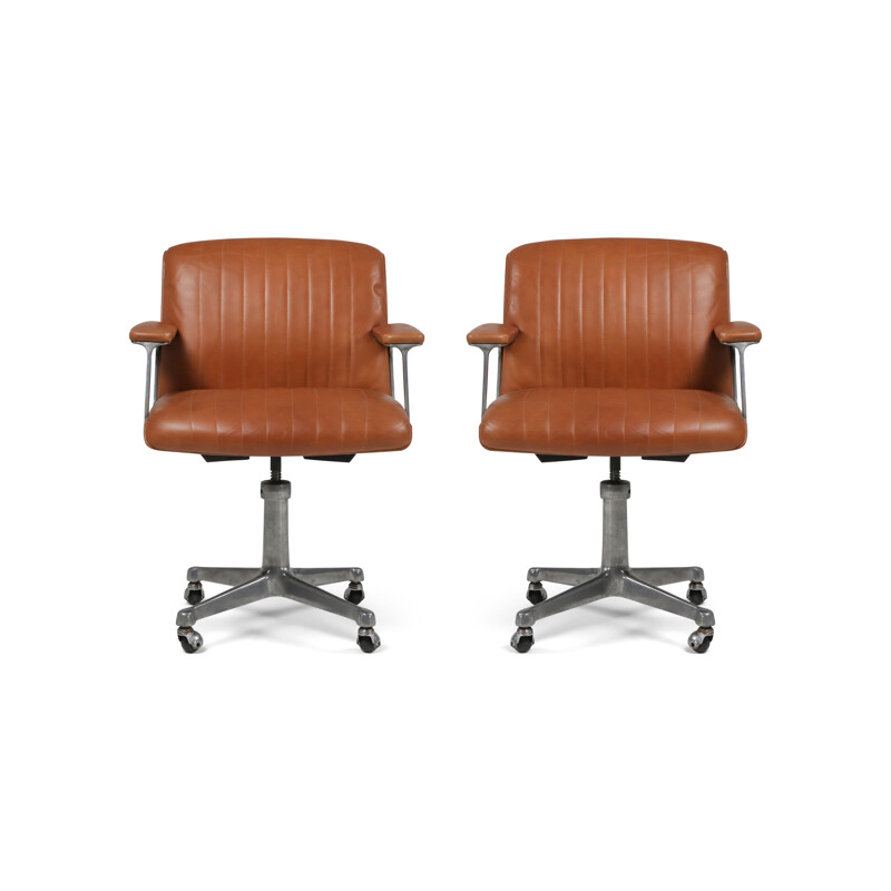 Pair of vintage Cognac swivel armchairs P126 by Osvaldo Borsani for Tecno, 1960