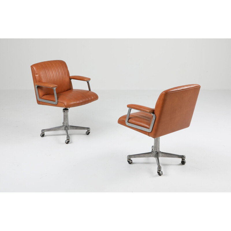 Pair of vintage Cognac swivel armchairs P126 by Osvaldo Borsani for Tecno, 1960