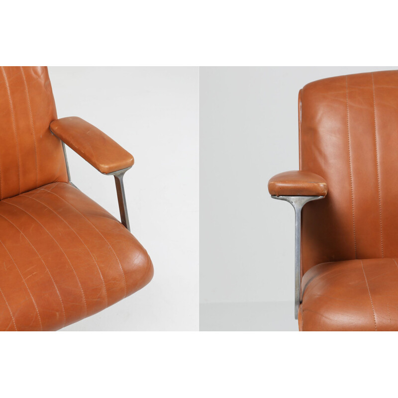 Pair of vintage Cognac swivel armchairs P126 by Osvaldo Borsani for Tecno, 1960