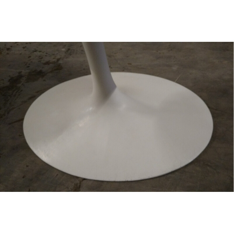 Vintage tulip oval table 244 in white marble by Eero Saarinen for Knoll 1977