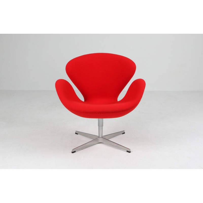 Fauteuil vintage cygne rouge par Arne Jacobsen pour Fritz Hansen 1950s