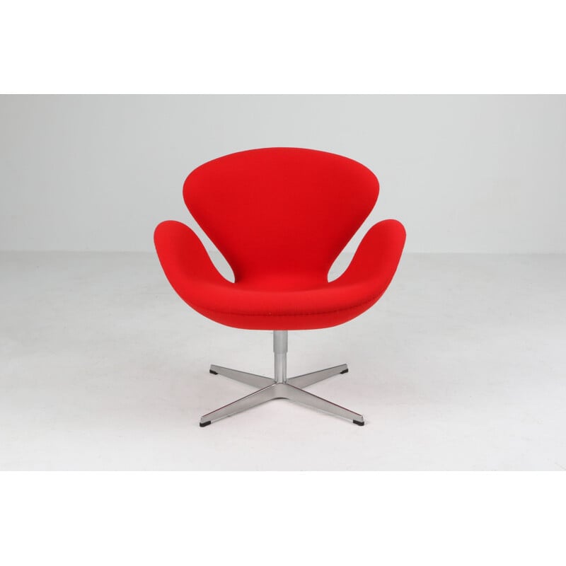 Vintage red swan chair by Arne Jacobsen for Fritz Hansen 1950s
