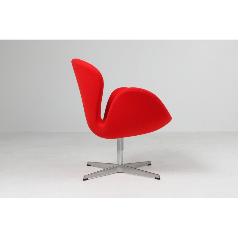 Fauteuil vintage cygne rouge par Arne Jacobsen pour Fritz Hansen 1950s