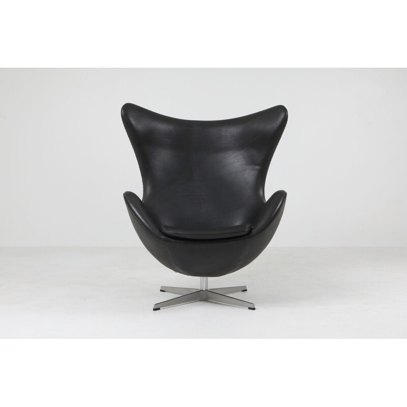 Vintage black leather Egg chair by Arne Jacobsen for Fritz Hansen, 2009