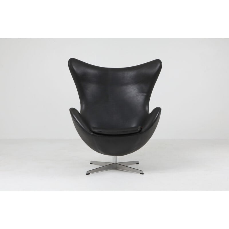 Vintage black leather Egg chair by Arne Jacobsen for Fritz Hansen, 2009