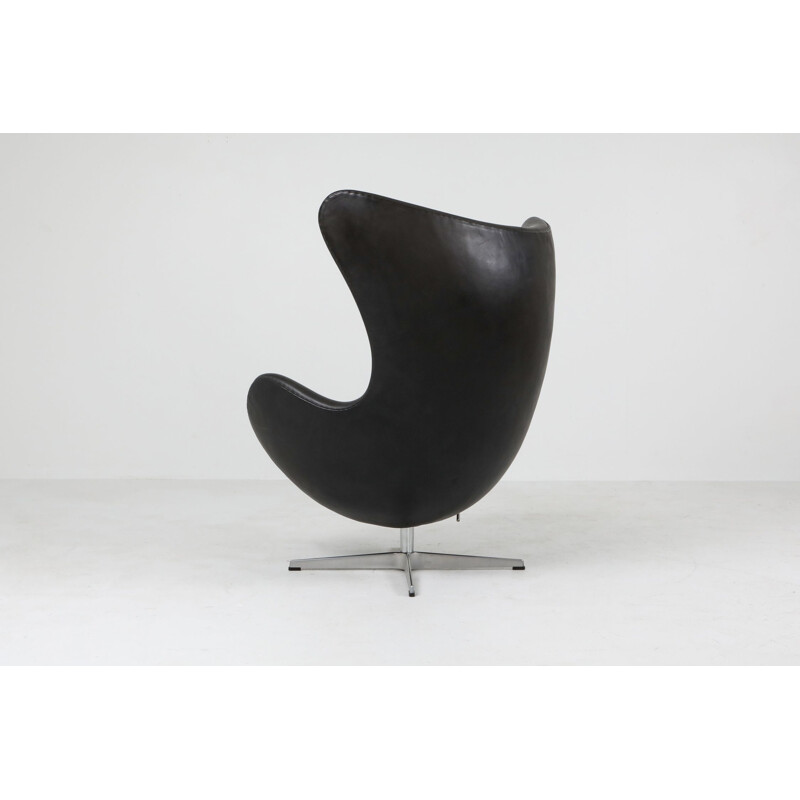 Vintage black leather Egg chair by Arne Jacobsen for Fritz Hansen, 2009
