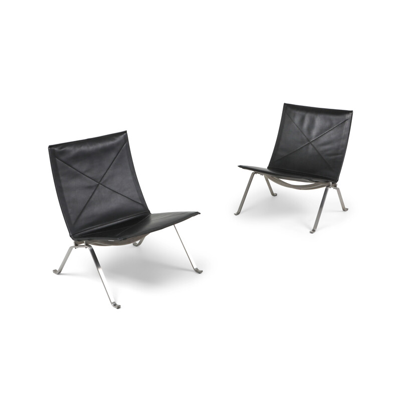 Vintage black leather pair of PK 22 lounge chairs by Fritz Hansen, 2009