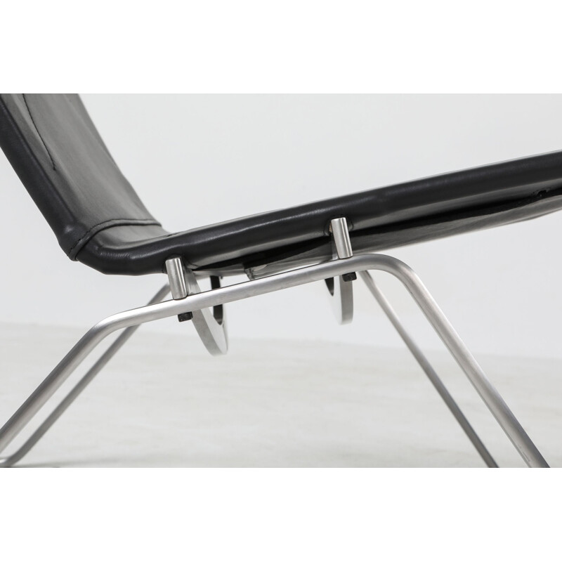 Vintage black leather pair of PK 22 lounge chairs by Fritz Hansen, 2009