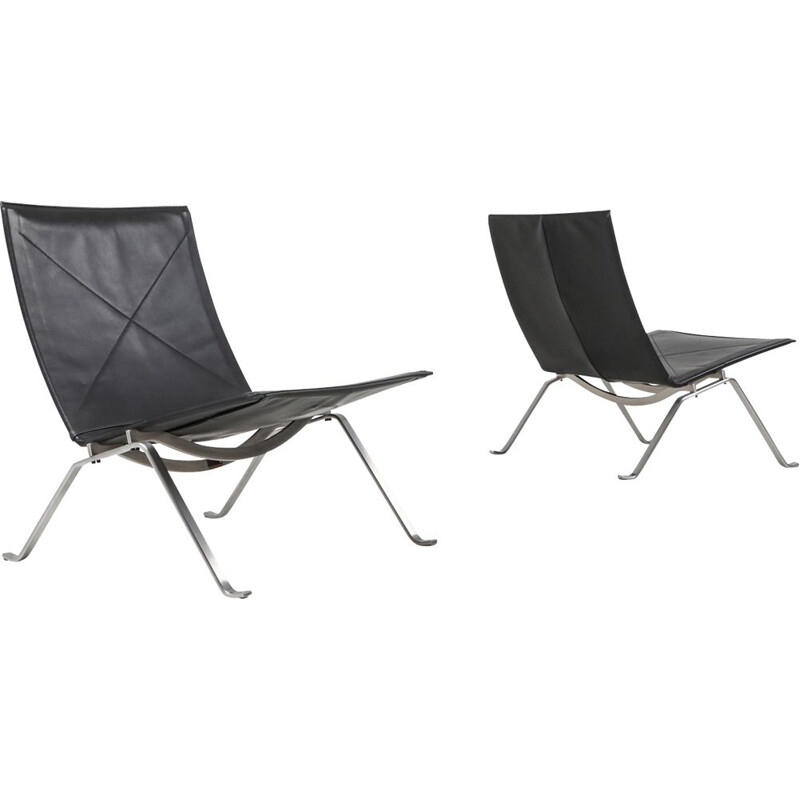 Vintage black leather pair of PK 22 lounge chairs by Fritz Hansen, 2009