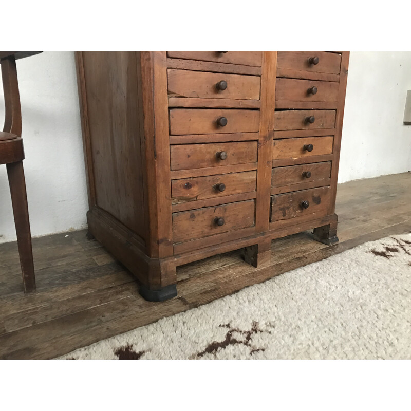 Mueble vintage de madera de abeto con cajones
