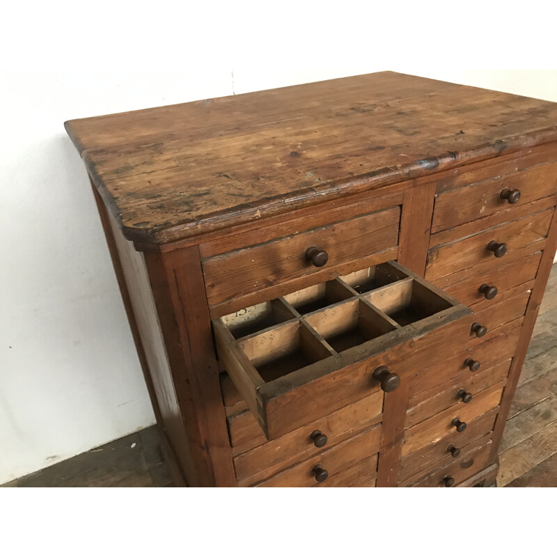 Armadio vintage in legno di abete con cassetti