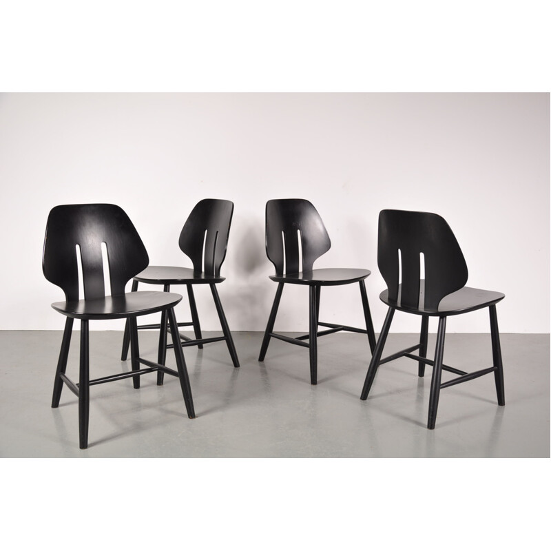 Suite de 4 chaises scandinaves noires en bois, Ejvind A. JOHANSSON - 1950