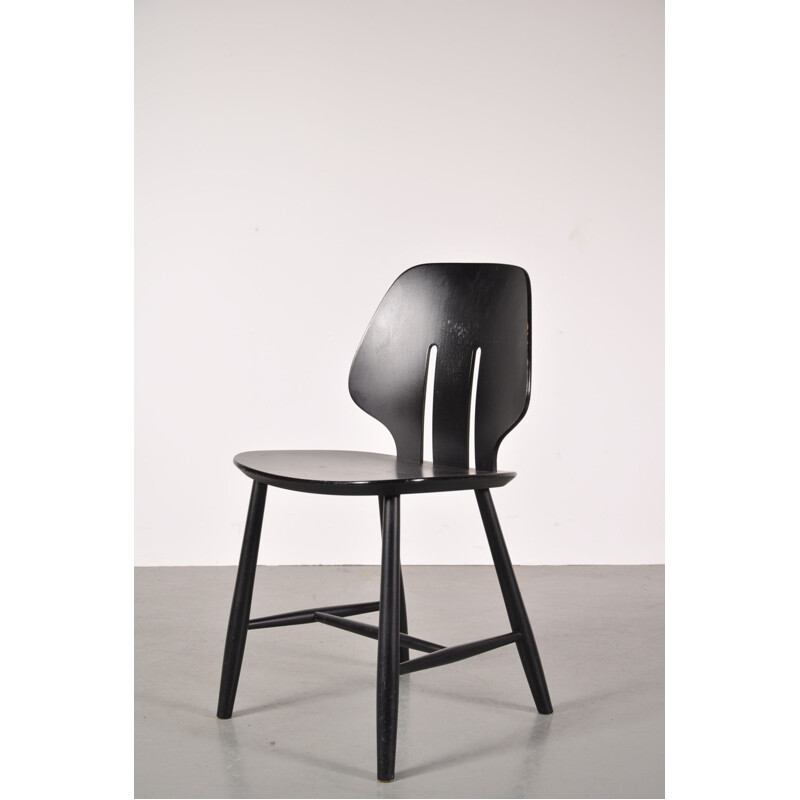 Suite de 4 chaises scandinaves noires en bois, Ejvind A. JOHANSSON - 1950