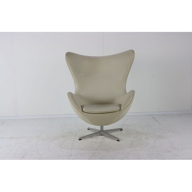 Egg fauteuil in vintage wit leer van Arne Jacobsen voor Fritz Hansen