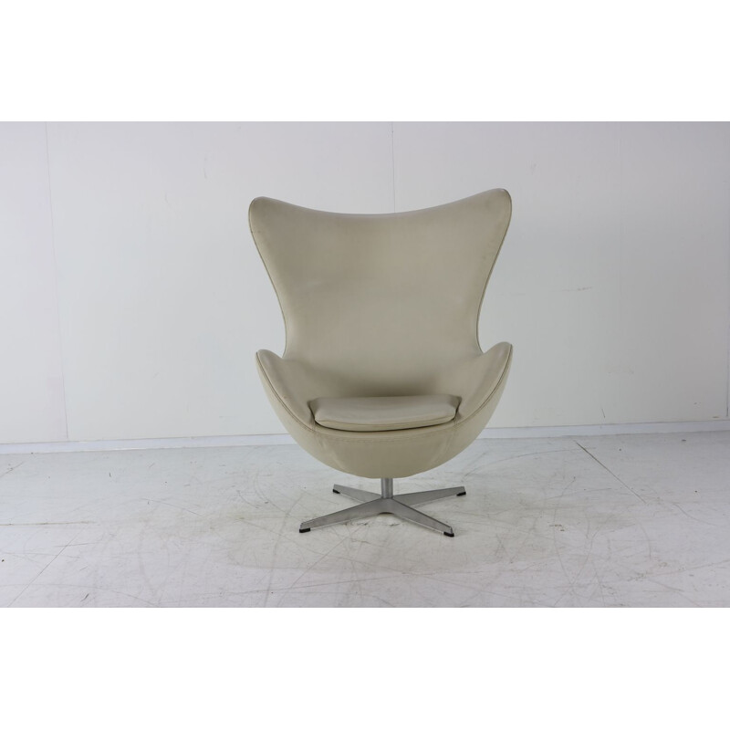 Vintage white leather egg chair by Arne Jacobsen for Fritz Hansen 