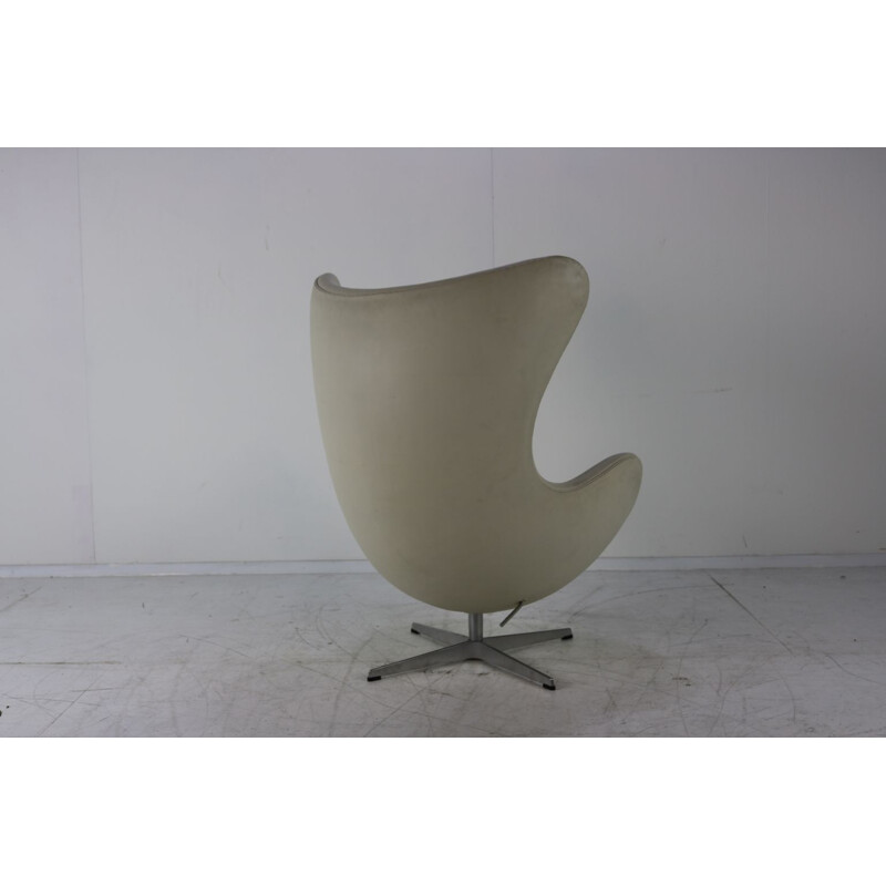Egg fauteuil in vintage wit leer van Arne Jacobsen voor Fritz Hansen