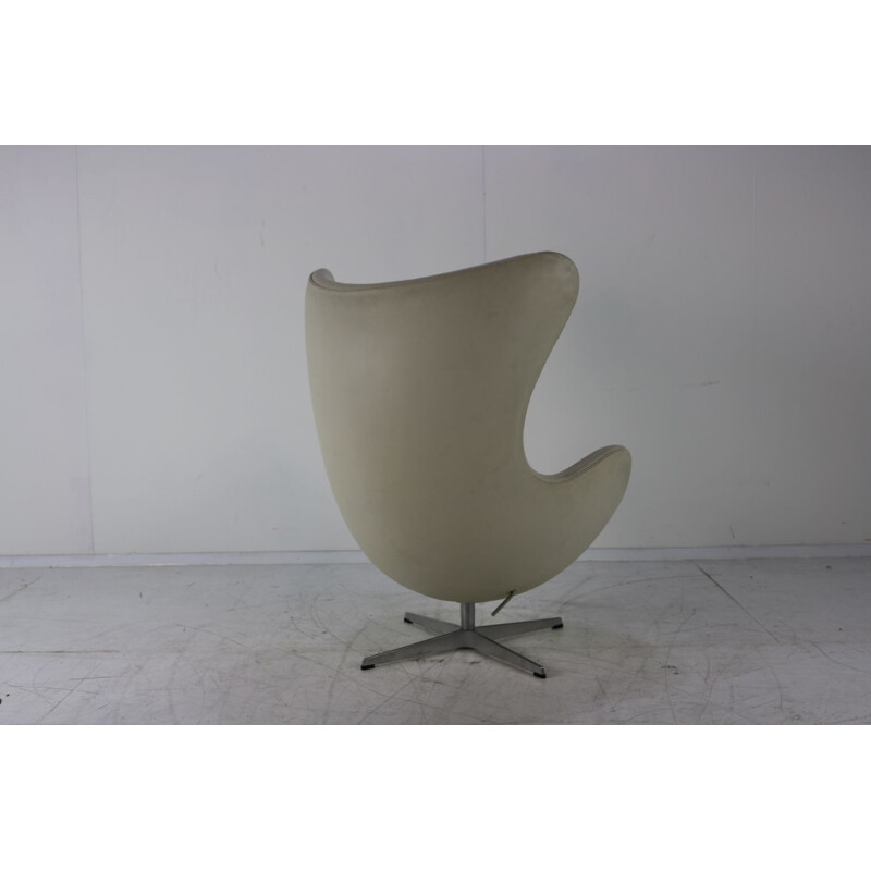 Cadeirão em couro branco vintage por Arne Jacobsen para Fritz Hansen