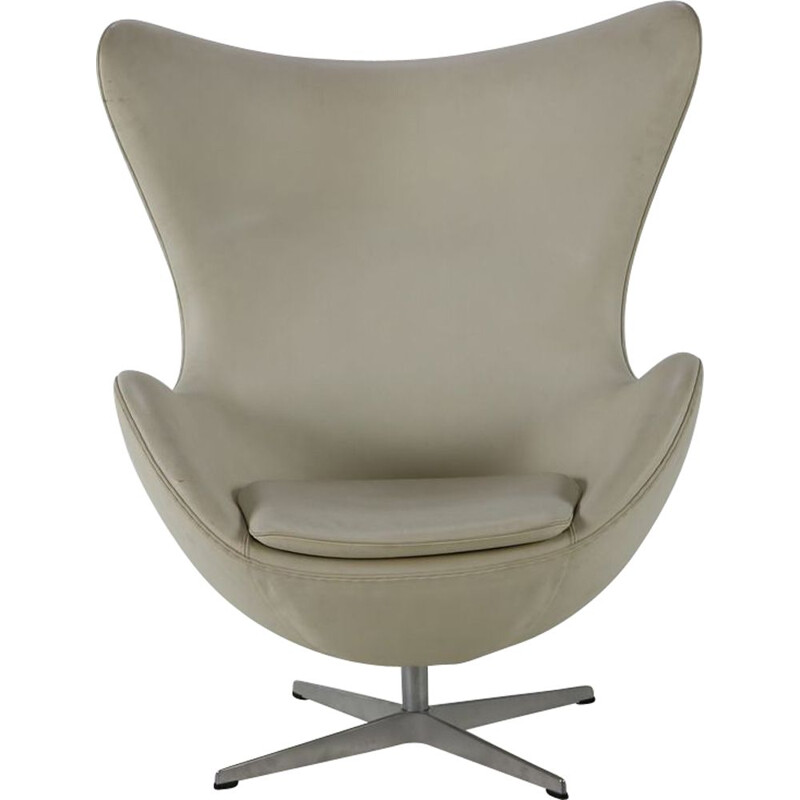 Egg fauteuil in vintage wit leer van Arne Jacobsen voor Fritz Hansen