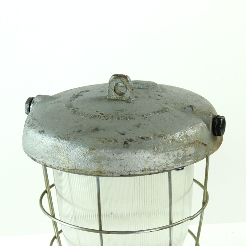 Lámpara de techo industrial vintage de metal y cristal, Checoslovaquia 1950