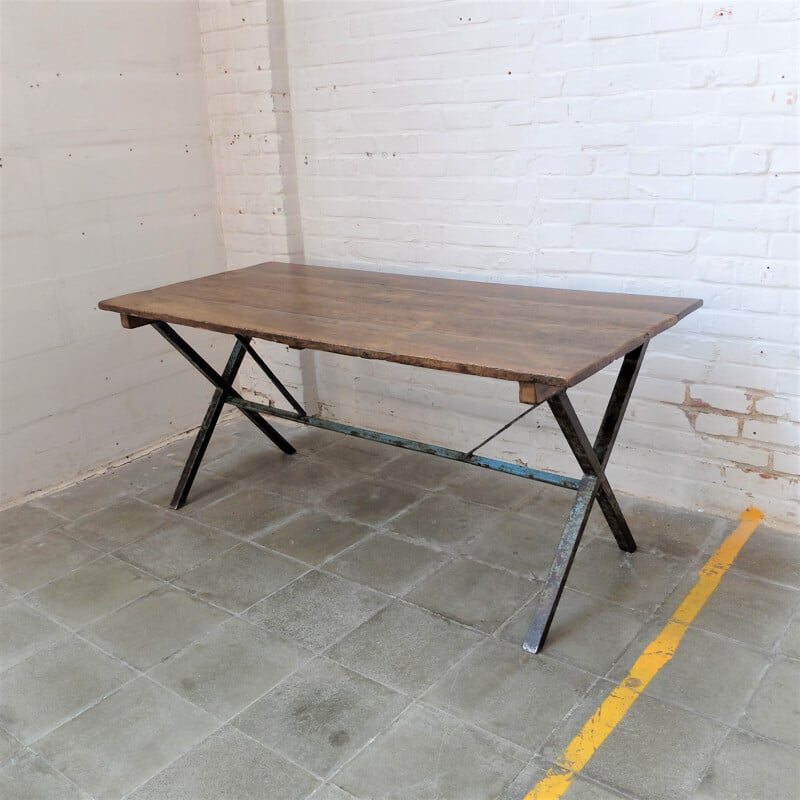 Table industrielle vintage à pieds croisés