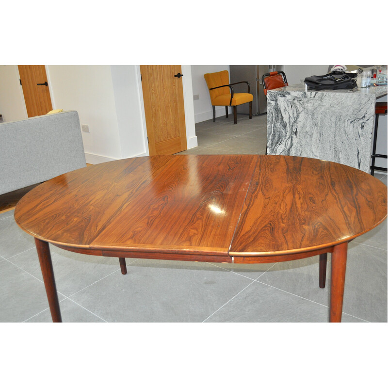 Vintage round extendable Dining Table in Rosewood 