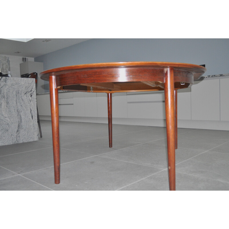 Vintage round extendable Dining Table in Rosewood 