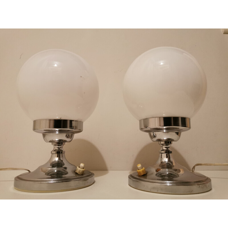 Paire de lampes de chevets vintage en chrome et opaline 1960