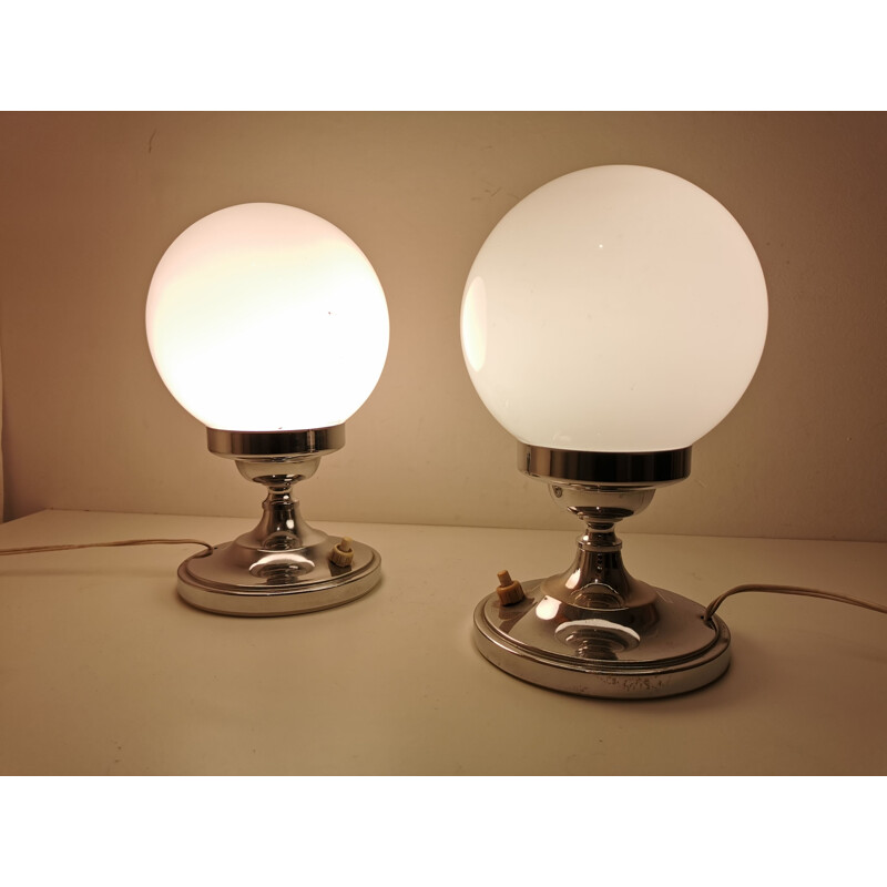 Paire de lampes de chevets vintage en chrome et opaline 1960