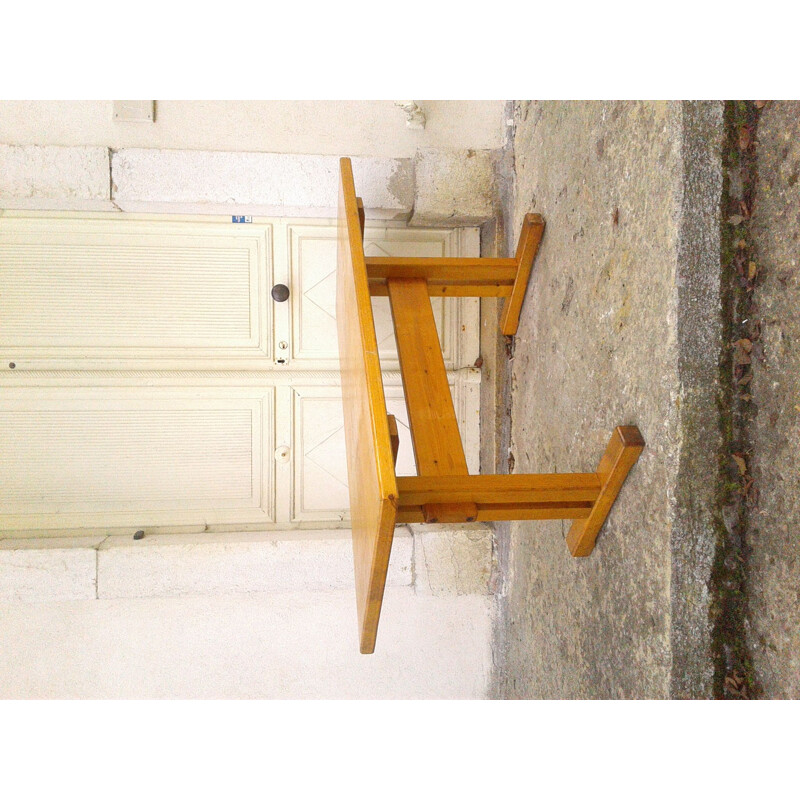 Table de Charlotte Perriand pour la station des Arcs