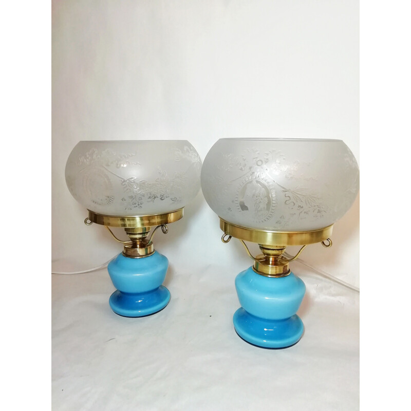 Paire de lampes de table vintage en verre opalin et laiton