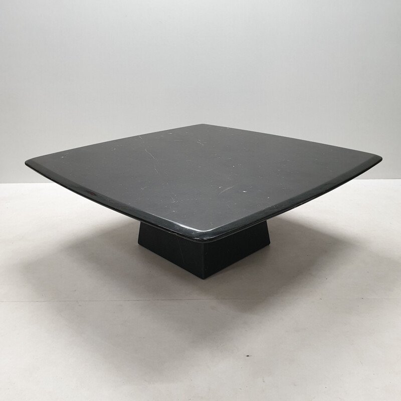 Table basse vintage en marbre noir avec une base pyramidale, 1980