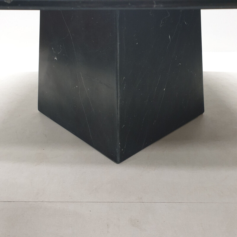 Table basse vintage en marbre noir avec une base pyramidale, 1980