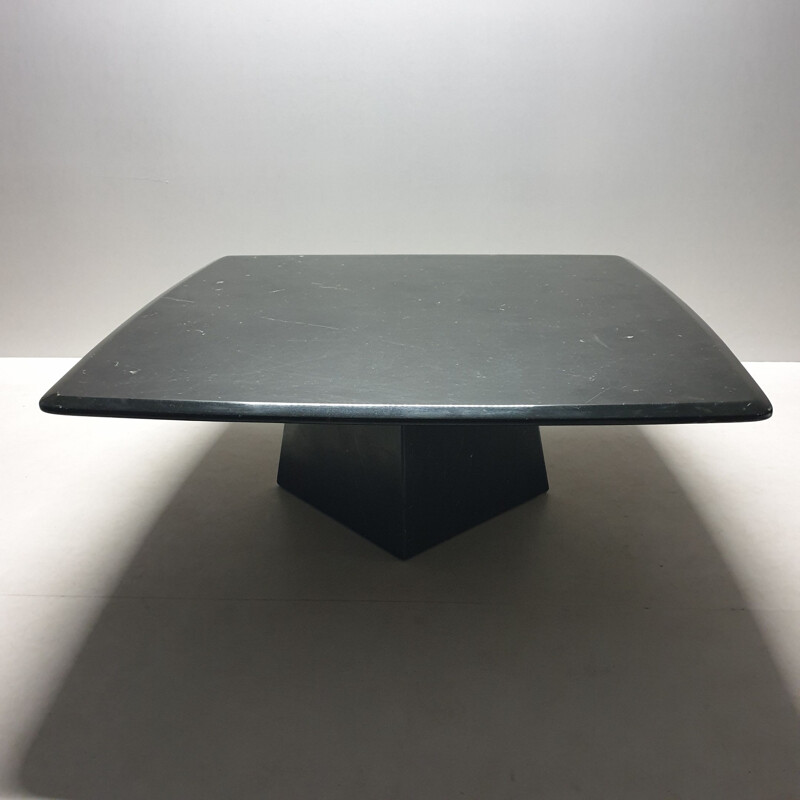 Table basse vintage en marbre noir avec une base pyramidale, 1980