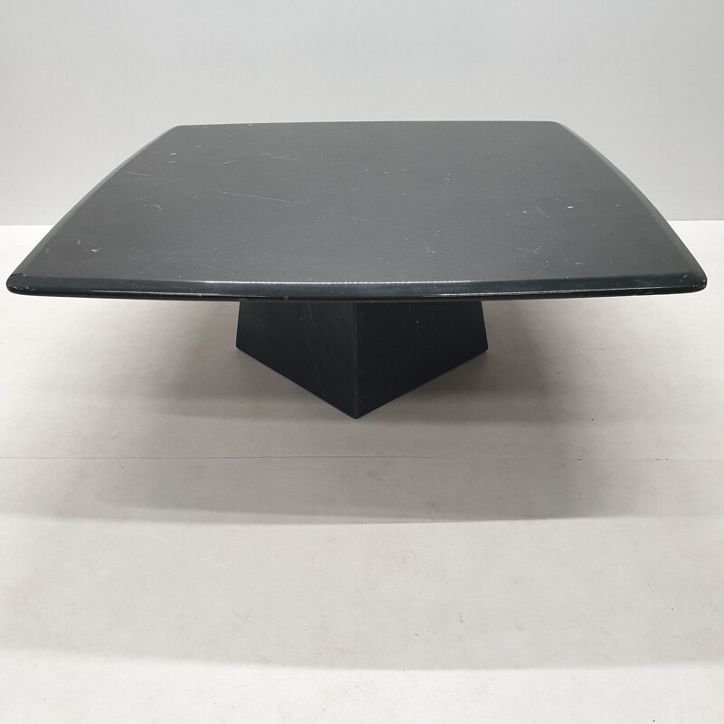 Table basse vintage en marbre noir avec une base pyramidale, 1980