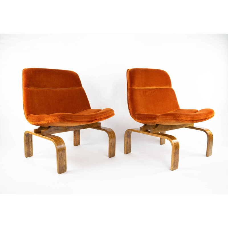 Paire de fauteuil vintage en velours orange et chêne par AG Barcelona, 1960