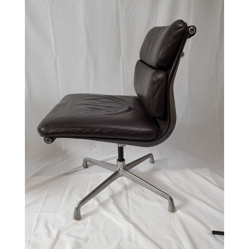 Vintage Soft Pad EA 205 office chair by Charles and Ray Eames for herman Miller, International Furniture 