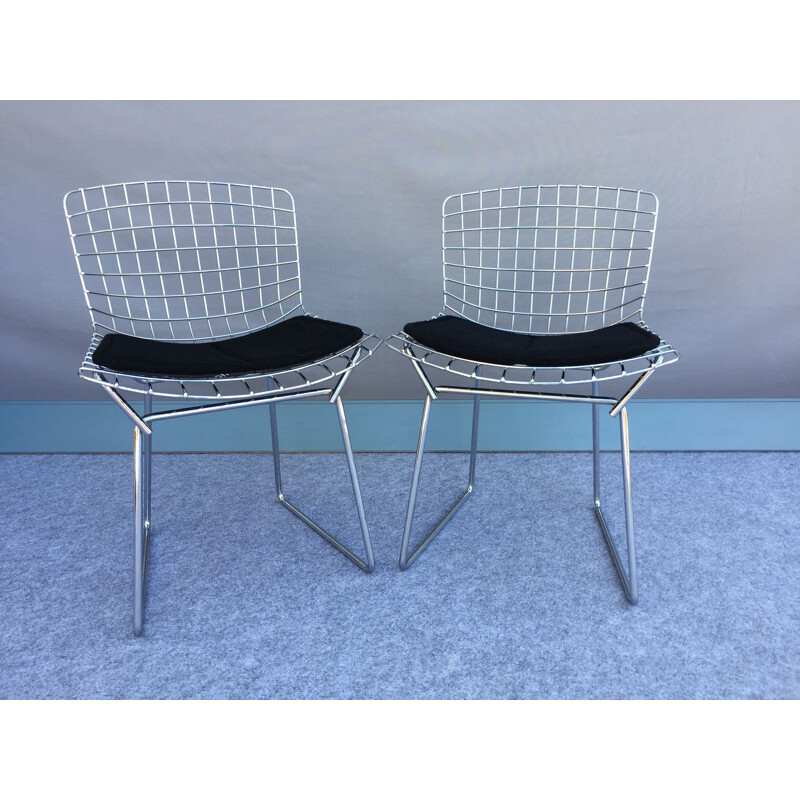 Pareja de sillas infantiles vintage en versión "wire" cromadas de Knoll